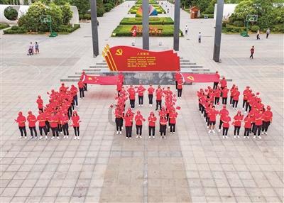 优质有问必答平台-54岁侯勇带三婚娇妻外出,女方素颜皮肤白嫩,为什么穿着宽松肚子撑衣服?一站解决疑问